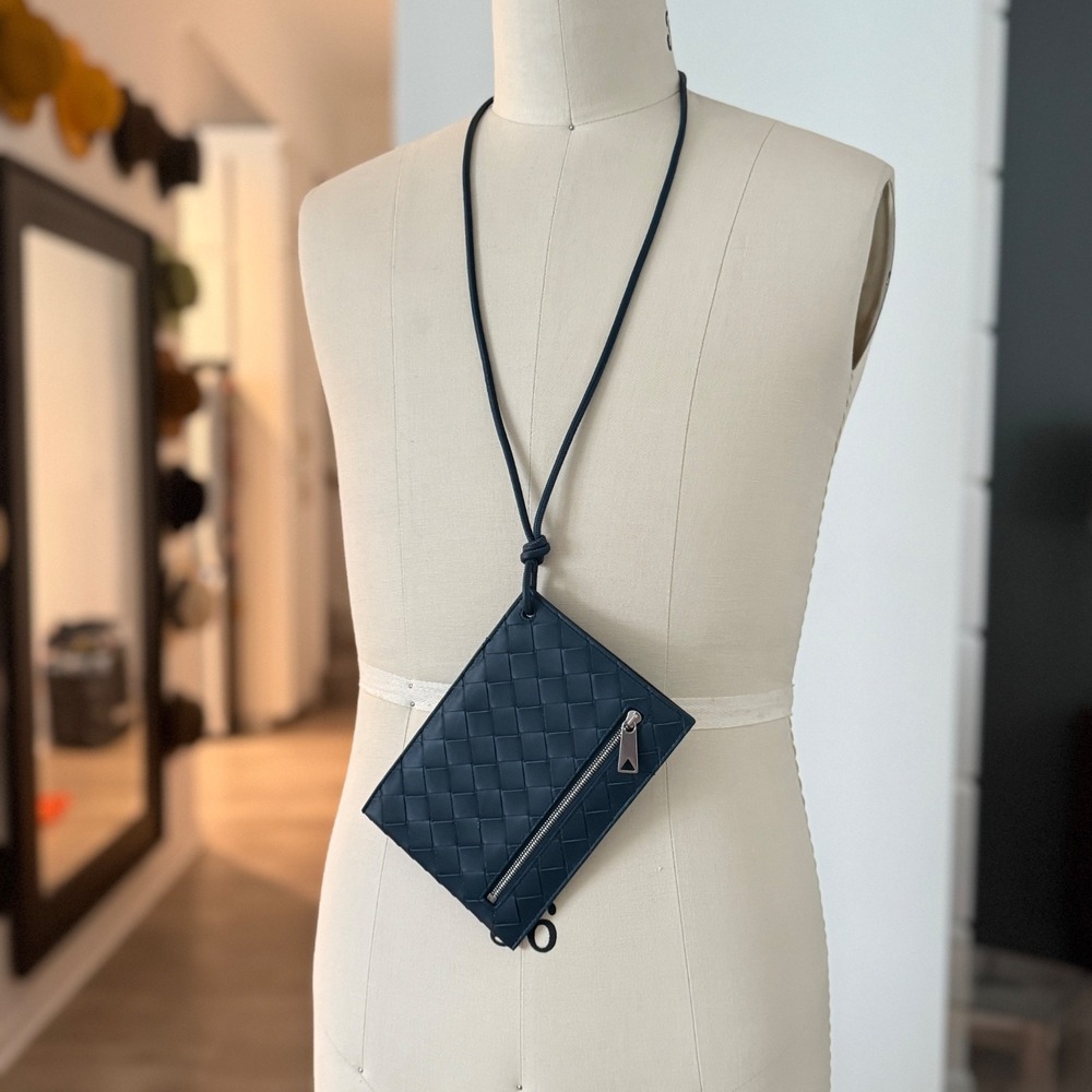 Bottega Beneta Intrecciato Weave Leather Passport/Phone Holder Lanyard 708620 - Picture 9 of 12
